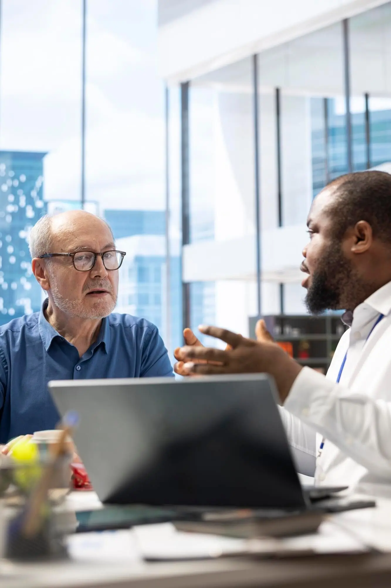 Planificador financiero que ayuda a una pareja mayor con diversas estrategias de jubilación.